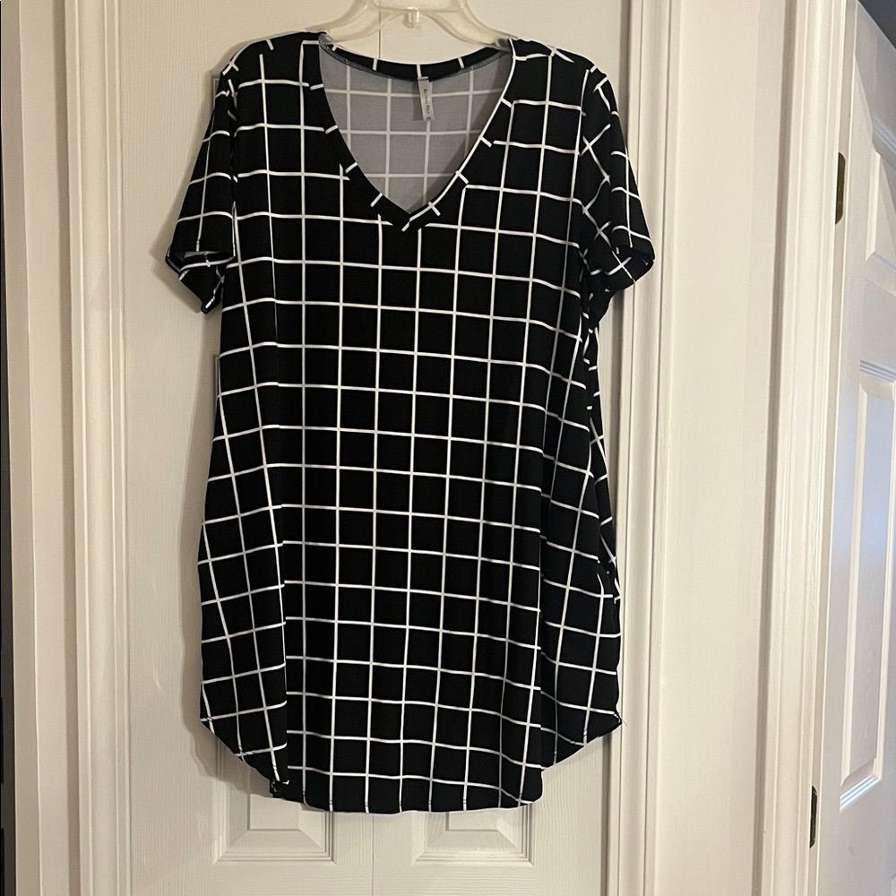 Black and White Grid Pattern V-Neck Top
